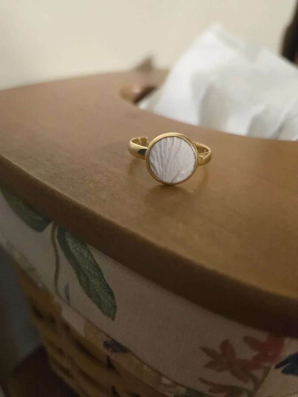 Silver Girl Gold Ring with Cream Round Inlay Of A Seashell